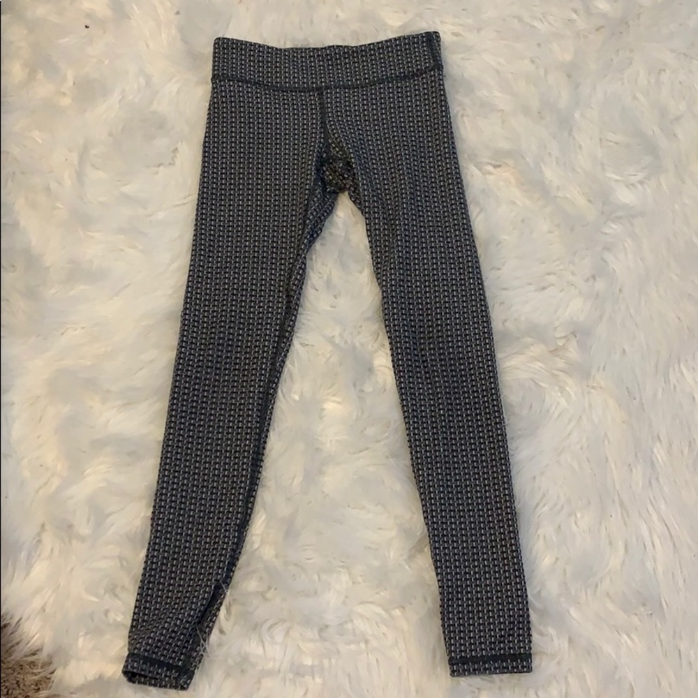 Black and white ivivva leggings